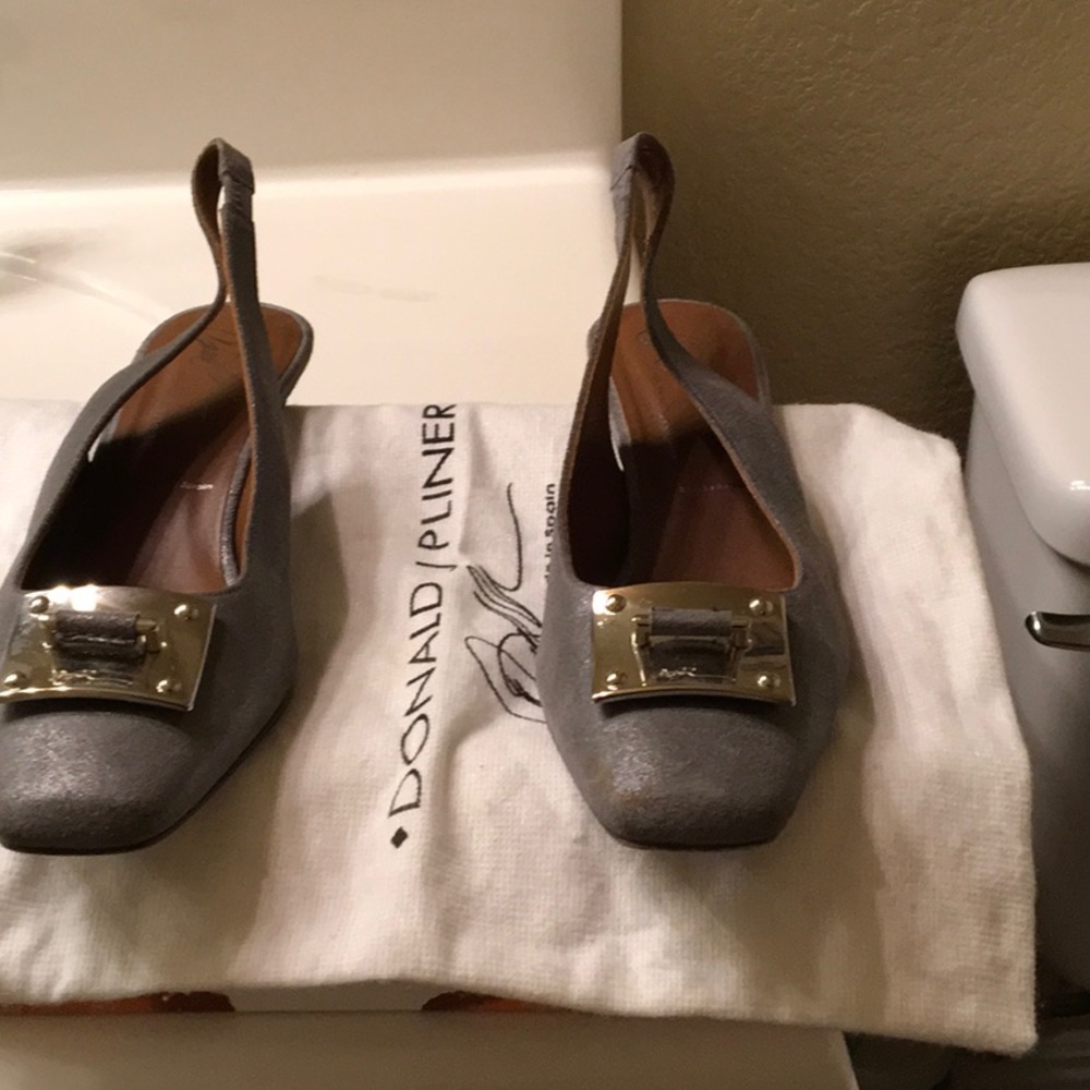Gray pumps